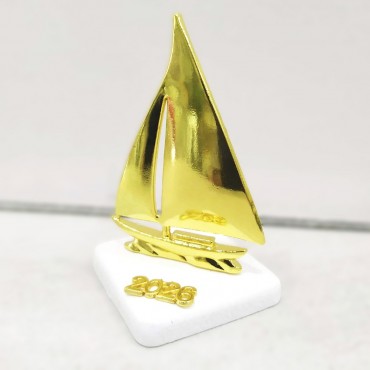 Επιτραπέζιο γούρι με καραβάκι πάνω σε λευκή πέτρα