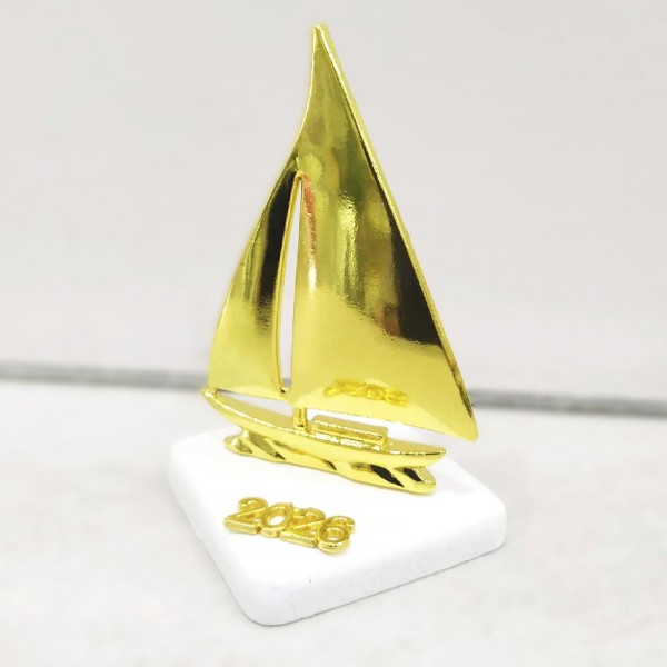 Επιτραπέζιο γούρι με καραβάκι πάνω σε λευκή πέτρα