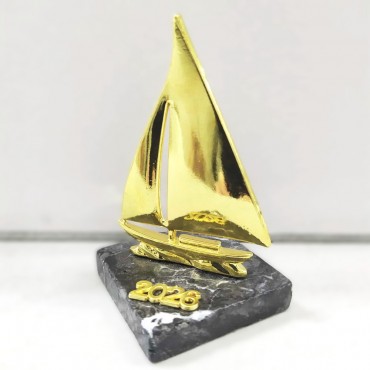 Επιτραπέζιο γούρι με καραβάκι πάνω σε μαύρη πέτρα