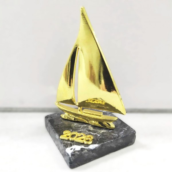 Επιτραπέζιο γούρι με καραβάκι πάνω σε μαύρη πέτρα