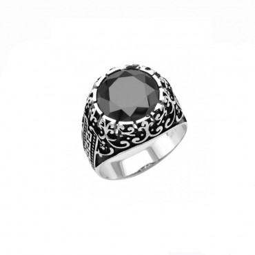 Ασημένιο ανδρικό δαχτυλίδι με στρογγυλή μαύρη πέτρα και ανάγλυφο σκάλισμα 