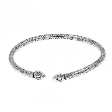 Ασημένιο βραχιόλι χειροπέδα με ανάγλυφο σκάλισμα Ασημένιο βραχιόλι χειροπέδα με ανάγλυφο σκάλισμα