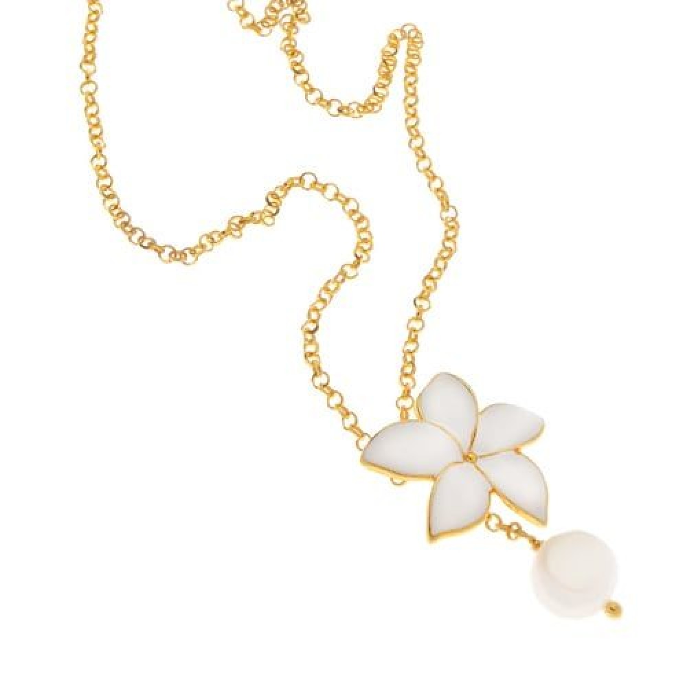Ασημένιο και επίχρυσο κολιέ με λουλούδι από λευκό σμάλτο και κρεμαστό μαργαριτάρι Ασημένιο και επίχρυσο κολιέ με λουλούδι από λευκό σμάλτο και κρεμαστό μαργαριτάρι