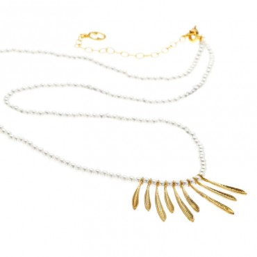 Ασημένιο και επιχρυσωμένο κολιέ με πέρλες και φύλλα ελιάς Ασημένιο και επιχρυσωμένο κολιέ με πέρλες και φύλλα ελιάς