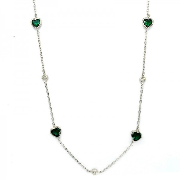 Ασημένια αλυσίδα με σμαραγδί καρδιές και μικρές πέτρες ζιργκόν σε λευκό χρώμα 