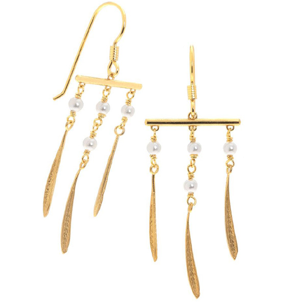 Ασημένια και επιχρυσωμένα κρεμαστά σκουλαρίκια με πέρλες και φύλλα ελιάς