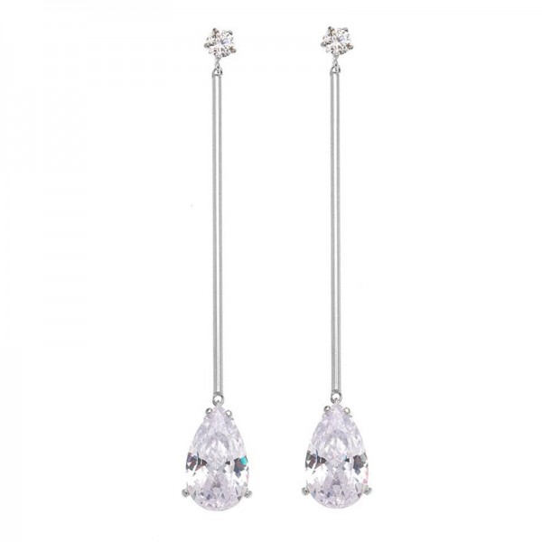 Ασημένια κρεμαστά σκουλαρίκια με εντυπωσιακή πέτρα ζιργκόν στο τελείωμα 