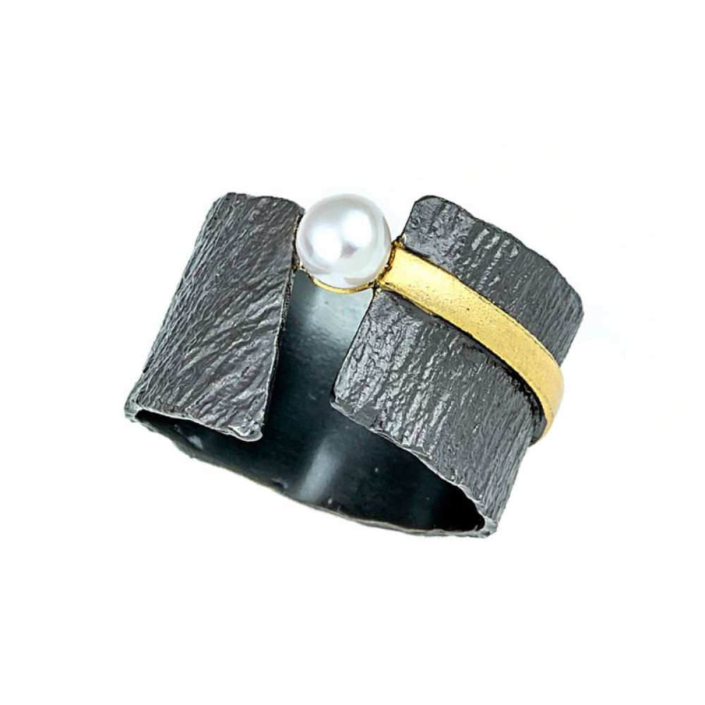 Ασημένιο χειροποίητο δαχτυλίδι με μαύρη πατίνα (οξείδωση) και μαργαριτάρι Ασημένιο χειροποίητο δαχτυλίδι με μαύρη πατίνα (οξείδωση) και μαργαριτάρι
