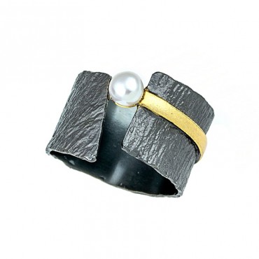 Ασημένιο χειροποίητο δαχτυλίδι με μαύρη πατίνα (οξείδωση) και μαργαριτάρι Ασημένιο χειροποίητο δαχτυλίδι με μαύρη πατίνα (οξείδωση) και μαργαριτάρι