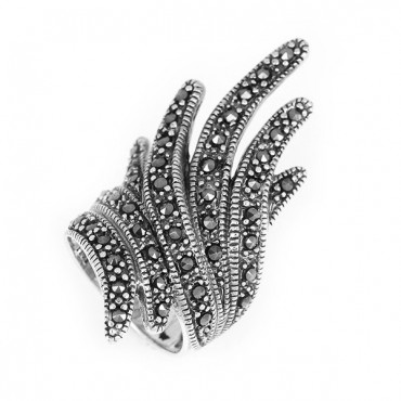 Ασημένιο εντυπωσιακό δαχτυλίδι διακοσμημένο με πέτρες μαρκασίτη