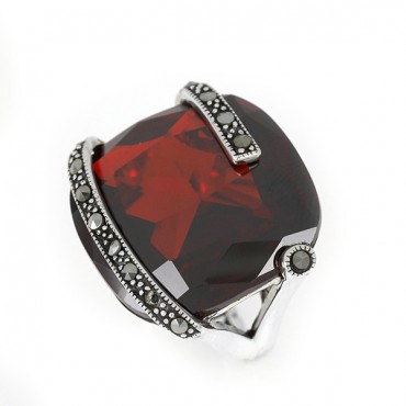 Ασημένιο δαχτυλίδι με μεγάλη πέτρα γρανάδα και μικρές πέτρες μαρκασίτη