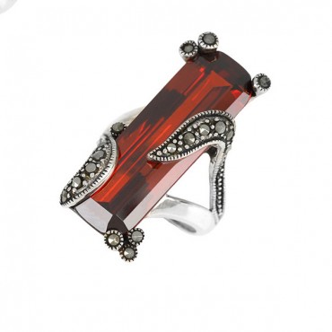 Ασημένιο δαχτυλίδι με ορθογώνια πέτρα γρανάδα και μικρές πέτρες μαρκασίτη