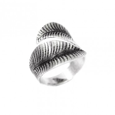 Ασημένιο δαχτυλίδι με σχήμα φύλλο Ασημένιο δαχτυλίδι με σχήμα φύλλο