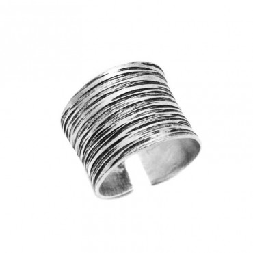 Ασημένιο φαρδύ δαχτυλίδι με διακριτικό γραμμωτό σκάλισμα 